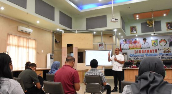 Sekdakab Sergai tampak memberikan penjelasan pada Rapat Koordinasi (rakor) data vaksinasi di Aula Sultan Serdang, Kompleks Kantor Bupati Sergai, Sei Rampah, Minggu (12/12/2021).