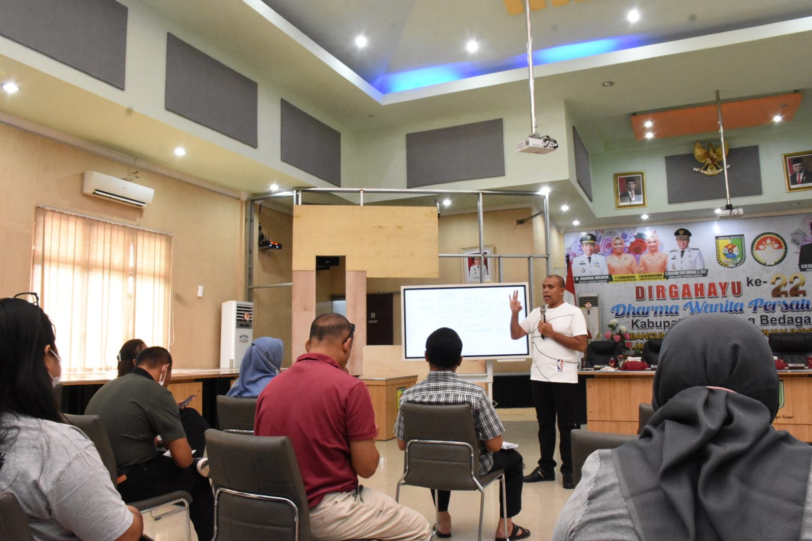 Sekdakab Sergai tampak memberikan penjelasan pada Rapat Koordinasi (rakor) data vaksinasi di Aula Sultan Serdang, Kompleks Kantor Bupati Sergai, Sei Rampah, Minggu (12/12/2021).