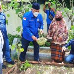 Tabur bunga: Ketua DPD NasDem Sergai, Joni Walker Manik menabur bunga saat ziarah ke makam almarhum HM Thaib Ali,di TPU Batee Timoh Tambon Baroh, Kabupaten Aceh Utara, Krueng Geukueh, Provinsi Nangroe Aceh Darussalam, Senin (13/12/2021).