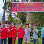 Juliaman Petrus Sihotang,Ketua PAC PBB Kecamatan Bintang Bayu (4 dari kiri) mendampingi pengurus memasang spanduk ucapan selamat Natal dan Tahun Baru,Senin (13/12/2021).
