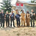 Ketua DPC LSM BIN Sergai Hasan Basri Sinaga (5 dari kiri) diabadikan bersama Tim Kesbangpol,dalam kunjungan,Senin (13/12/2021)