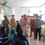 Sekdakab Sergai H. M. Faisal Hasrimy, meninjau langsung pelaksanaan vaksinasi di Desa Celawan Kecamatan Pantai Cermin,Selasa (14/12/2021).Photo:AR.Manik/Mitanews.co.id