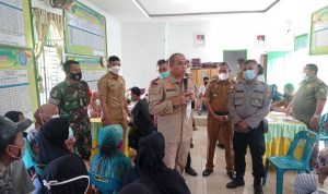 Sekdakab Sergai H. M. Faisal Hasrimy, meninjau langsung pelaksanaan vaksinasi di Desa Celawan Kecamatan Pantai Cermin,Selasa (14/12/2021).Photo:AR.Manik/Mitanews.co.id