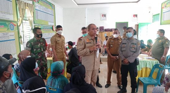 Sekdakab Sergai H. M. Faisal Hasrimy, meninjau langsung pelaksanaan vaksinasi di Desa Celawan Kecamatan Pantai Cermin,Selasa (14/12/2021).Photo:AR.Manik/Mitanews.co.id