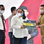 Gubernur Sumut Edi Rahmayadi (kiri) menyerahkan Daftar Isian Pelaksanaan Anggaran (DIPA) dan Daftar Alokasi Transfer Kedaerah dan Dana Desa (TKDD) Tahun Anggaran (TA) 2022 kepada Wabup Sergai Adlin Tambunan, Senin (13/12/2021).