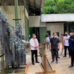 Bupati Sergai Darma Wijaya (kiri) ketika mengunjungi seniman I Nyoman Nuarta, di galeri miliknya, di NuArt Sculpture Park, Jalan Setra Duta Raya No.L6, Ciwaruga, Kec. Parongpong, Kabupaten Bandung Barat, Jawa Barat, Senin (13/12/2021).