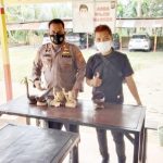 Kapolsek Sipispis AKP Saepul Regapan bersama Careteker Karang Taruna Asri Lubis memamerkan hasil kerajinan tangan Karang Taruna,Rabu (15/12/2021) di Mapolsek Sipispis.