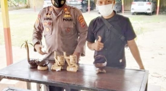 Kapolsek Sipispis AKP Saepul Regapan bersama Careteker Karang Taruna Asri Lubis memamerkan hasil kerajinan tangan Karang Taruna,Rabu (15/12/2021) di Mapolsek Sipispis.