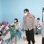 Dir Samapta Poldasu Kombes Pol.Yus Nurjaman, S.IK, M.Si (nomor dua dari kanan) monitor pelaksanaan percepatan vaksinasi di gedung Serba Guna Polres Sergai di Sei Rampah,Rabu (15/12/2021).