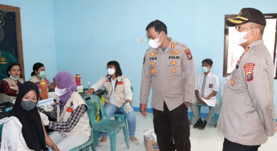 Dir Samapta Poldasu Kombes Pol.Yus Nurjaman, S.IK, M.Si (nomor dua dari kanan) monitor pelaksanaan percepatan vaksinasi di gedung Serba Guna Polres Sergai di Sei Rampah,Rabu (15/12/2021).