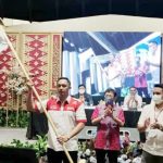 Ketum IESPA terpilih Ibnu Riza Pradipto kibarkan bendera IESPA disaksikan Eddy Lim (tengah),dan Pimpinan Sidang Mikael Nainggolan dalam Munaslub IESPA di Tanggerang Banten.