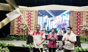 Ketum IESPA terpilih Ibnu Riza Pradipto kibarkan bendera IESPA disaksikan Eddy Lim (tengah),dan Pimpinan Sidang Mikael Nainggolan dalam Munaslub IESPA di Tanggerang Banten.