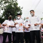 Bupati Sergai H Darma Wijaya didampingi Wabup H Adlin Umar Yusri Tambunan, melakukan gunting pita tanda peresmian jalan di Desa Pematang Sijonam Kecamatan Perbaungan,Rabu (15/12/2021).