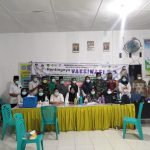 Camat Ulu Sosa, Babinsa, Babinkamtibmas bersama petugas vaksinasi foto bersama.