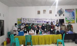 Camat Ulu Sosa, Babinsa, Babinkamtibmas bersama petugas vaksinasi foto bersama.