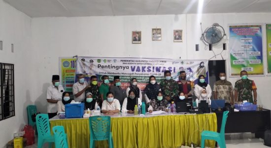 Camat Ulu Sosa, Babinsa, Babinkamtibmas bersama petugas vaksinasi foto bersama.
