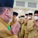 Bupati Sergai Darma Wijaya didampingi Wabup Adlin Umar Yusri Tambunan memberikan ucapan selamat kepada 12 Jabatan Pimpinan Tinggi (JPT) Pratama yang dilantik di Aula Sultan Serdang, Kamis (16/12/2021).Photo: AR.Manik/Mitanews.co.id