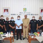 Bupati Sergai Darma Wijaya (tengah) didampingi Sekda Faisal Hasrimy menerima kunjungan audensi PWI Sergai dalam rangka Konfercab PWI pekan depan,Kamis (16/12/2021).