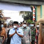 Bupati Sergai Darma Wijaya dan Wabup Adlin Umar Yusri Tambunan saat menghadiri syukuran pembangunan infrastruktur jalan di Balai Desa Suka Damai Kecamatan Sei Bamban, Kamis (16/12/2021).