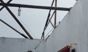Rumah milik Sanimin (41) warga Dusun VI Desa Nagur luluh lantak diterjang angin puting beliung, Jum'at (17/12/2021).