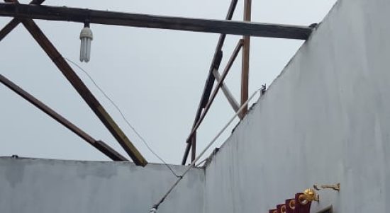 Rumah milik Sanimin (41) warga Dusun VI Desa Nagur luluh lantak diterjang angin puting beliung, Jum'at (17/12/2021).