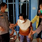 Kabag Loq Polres Sergai, AKP Raymond Hutagalung (kanan) bersama Kasi Humas Polres Sergai IPTU Rudolf Gultom menjemput warga penyandang cacat tunanetra untuk diberikan vaksinasi, Jum'at (17/12/2021).