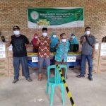 Tokoh masyarakat dan pihak perusahaan serta perangkat desa foto bersama di lokasi Pasar murah minyak goreng.
