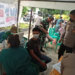 Kapolsek Medan Timur Kompol Rona Tambunan memantau sekaligus memberi imbauan kepada warga.
