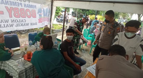 Kapolsek Medan Timur Kompol Rona Tambunan memantau sekaligus memberi imbauan kepada warga.
