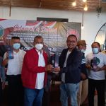 Anggota DPRD Provsu dari Fraksi PDI Perjuangan , Dr Soetarto ,M.Si menyerahkan cendramata kepada Wartawan berupa thumbler.