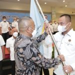 Ketua Umum Persatuan Wartawan Indonesia (PWI) Pusat H Atal S Depari melantik sekaligus menyerahkan pataka PWI kepada H Farianda Putra Sinik SE yang menjadi Ketua PWI Sumut masa bakti 2021-2016 di Hotel Garuda Plaza Medan, Sabtu malam, (18/12/2021)