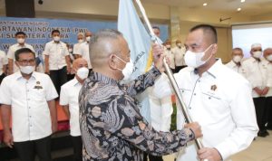 Ketua Umum Persatuan Wartawan Indonesia (PWI) Pusat H Atal S Depari melantik sekaligus menyerahkan pataka PWI kepada H Farianda Putra Sinik SE yang menjadi Ketua PWI Sumut masa bakti 2021-2016 di Hotel Garuda Plaza Medan, Sabtu malam, (18/12/2021)