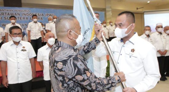 Ketua Umum Persatuan Wartawan Indonesia (PWI) Pusat H Atal S Depari melantik sekaligus menyerahkan pataka PWI kepada H Farianda Putra Sinik SE yang menjadi Ketua PWI Sumut masa bakti 2021-2016 di Hotel Garuda Plaza Medan, Sabtu malam, (18/12/2021)
