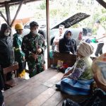 Dandim 0212/Tapsel, Letkol Inf Rooy Chandra Sihombing S.I.P dan Wakil Bupati Madina, Atika Azmi Utammi saat bertemu dengan warga terdampak banjir.