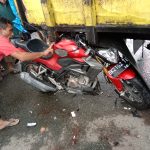 Sepeda motor Honda CB 150 CC BK 2192 TBQ ringsek menubruk "ekor" truk Colt Diesel di Jalan umum Medan-Tebing Tinggi di Lingkungan Pasiran Kelurahan Simpang Tiga Pekan Kecamatan Perbaungan,Sabtu (18/12/2021).