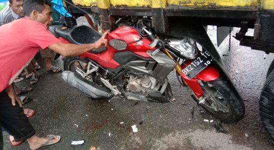 Sepeda motor Honda CB 150 CC BK 2192 TBQ ringsek menubruk "ekor" truk Colt Diesel di Jalan umum Medan-Tebing Tinggi di Lingkungan Pasiran Kelurahan Simpang Tiga Pekan Kecamatan Perbaungan,Sabtu (18/12/2021).