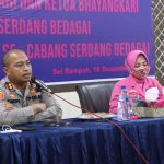 Kapolres Sergai AKBP Dr Ali Machfud didampingi Ketua Bhayangkari Ny. Bayu Ali Machfud saat melakukan pertemuan dengan seluruh ibu-ibu Bhayangkari,Sabtu (18/12/2021)