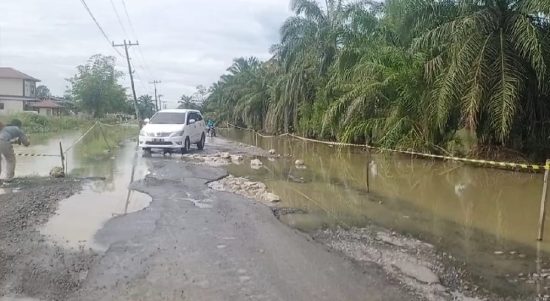 Kondisi jalan dari Simpang Belidaan Kecamatan Sei Rampah yang rusak.