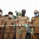 Wabup Sergai Adlin Tambunan, didampingi Kadis PUPR, Johan Sinaga(dua dari kiri), Camat Perbaungan M Fahmi, melakukan gunting pita tanda peresmian jembatan Tonase 12 Ton di Lubuk Dendang Perbaungan,Senin (20/12/2021).