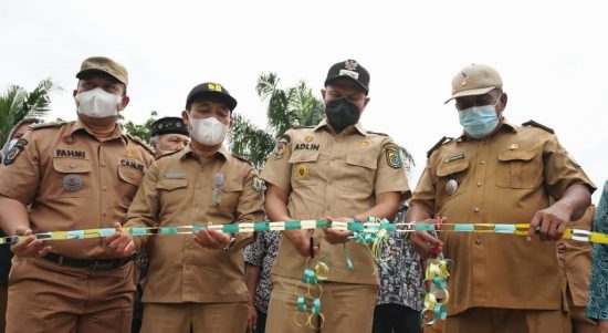 Wabup Sergai Adlin Tambunan, didampingi Kadis PUPR, Johan Sinaga(dua dari kiri), Camat Perbaungan M Fahmi, melakukan gunting pita tanda peresmian jembatan Tonase 12 Ton di Lubuk Dendang Perbaungan,Senin (20/12/2021).