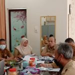 Asisten Pemerintahan dan Kesejahteraan Rakyat,  Nina Deliana Hutabarat, S.Sos, M.Si,(empat dari kiri) saat menggelar rapat percepatan penanggulangan stunting yang dilaksanakan di Ruang Kerja Asisten Pemum Kesra, Kompleks Kantor Bupati Sergai, Sei Rampah, Senin (20/12/2021).