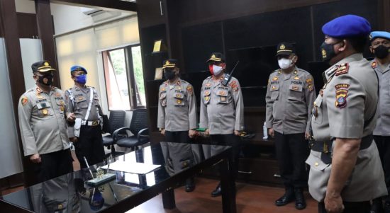 Kapolres Sergai AKBP Dr Ali Machfud (kiri) memimpin serah terima jabatan Kasat Polairud Polres Sergai di ruang Kapolres Sergai,Senin (20/12/2021).