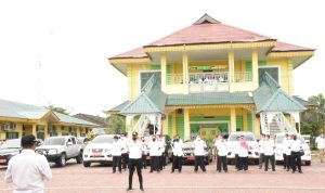Bupati Sergai Darma Wijaya saat sidak mengumpulkan seluruh kendaraan dinas para Asisten, Staf Ahli Bupati, Kepala Dinas serta para Kepala Bagian di halaman kantor Bupati, di Desa Firdaus Kecamatan, Rabu (22/12/2021).