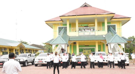 Bupati Sergai Darma Wijaya saat sidak mengumpulkan seluruh kendaraan dinas para Asisten, Staf Ahli Bupati, Kepala Dinas serta para Kepala Bagian di halaman kantor Bupati, di Desa Firdaus Kecamatan, Rabu (22/12/2021).