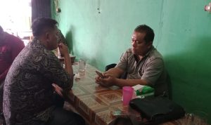 Sumanto kanan saat konferensi pers dirmh makan warteg Pipit, dengan awak media Richard Simanjuntak.