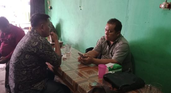Sumanto kanan saat konferensi pers dirmh makan warteg Pipit, dengan awak media Richard Simanjuntak.