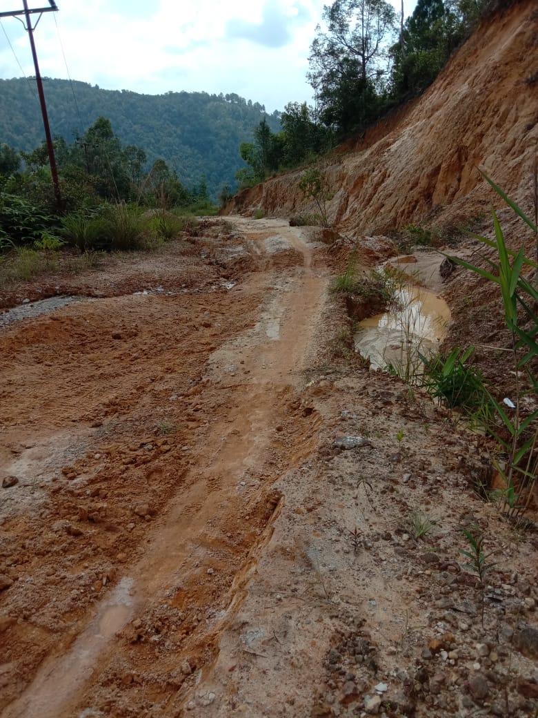Kondisi infrastruktur jalan kabupaten di Luat Harangan yang rusak dan kupak-kapik, pemkab Tapsel terkesan tutup mata.
