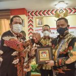 Brigjen Didik Agung Wijanarko selaku Dirwil I Korsup KPK serahkan cinderamata ke Wali Kota Padangsidimpuan Irsan Efendi Nasution pada rakor pemberantasan korupsi terintegrasi di aula Sarasi kantor Bupati Tapsel.