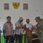 Kepala Desa Marjanji Ir Jasmahadi menyerahkan BLT DD kepada warga,Sabtu (25/12/2021) pagi.