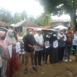 Camat Barumun Selatan Abner Harahap Pejabat didampingi Kepala Desa Gunung Intan Adi Sandra Siregar, S.STP, bersama sejumlah pendamping desa, menyerahkan BLT DD secara simbolis kepada sejumlah penerima, di lokasi Posko Covid-19, desa setempat, Minggu (25/12) siang.
